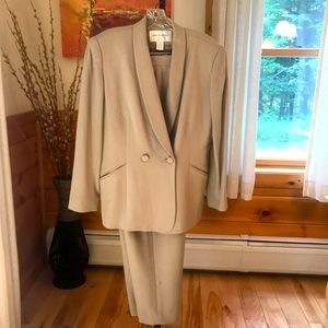 Jones New York Wool Suit Vintage 14P fully lined covered buttons
